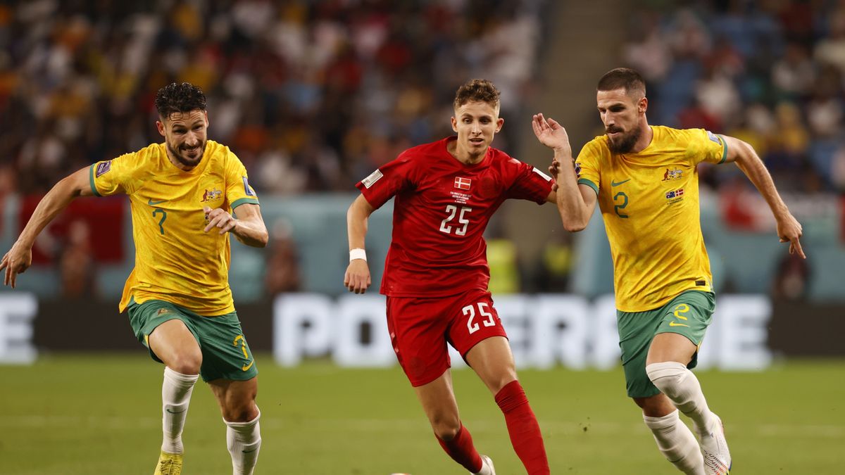 PAP/EPA / Na zdjęciu: Mathew Leckie (z lewej), Milos Degenek (z prawej) i Jesper Lindstrom