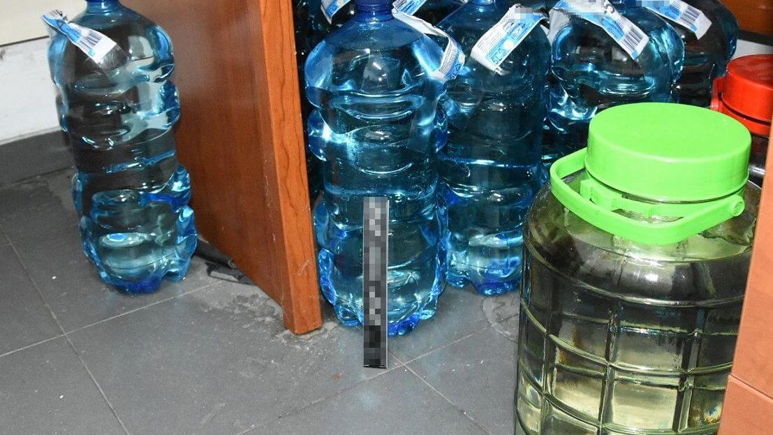 Gotowe butelki nielegalnego alkoholu do sprzedaży