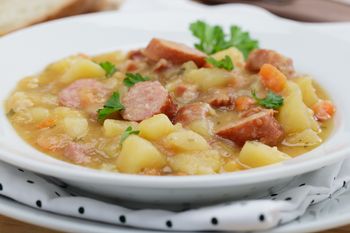 Niemiecka zupa jest gęsta i kremowa bez dodatku mąki i śmietany. Można się nią najeść do syta