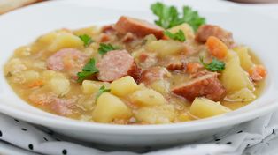 Niemiecka zupa jest gęsta i kremowa bez dodatku mąki i śmietany. Można się nią najeść do syta
