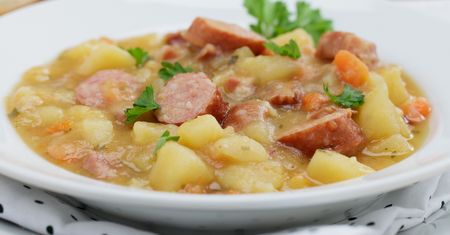 Niemiecka zupa jest gęsta i kremowa bez dodatku mąki i śmietany. Można się nią najeść do syta