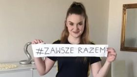 Dziewczyny z klubu akrobatycznego nakręciły klip o ćwiczeniu w domu.