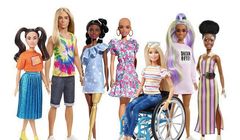 Lalka Barbie na wózku, łysa, z bielactwem, Ken z rudymi włosami. Mattel stawia na różnorodność