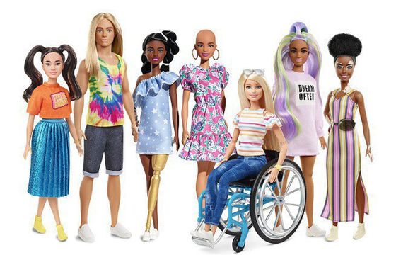 Lalka Barbie na wózku, łysa, z bielactwem, Ken z rudymi włosami. Mattel stawia na różnorodność