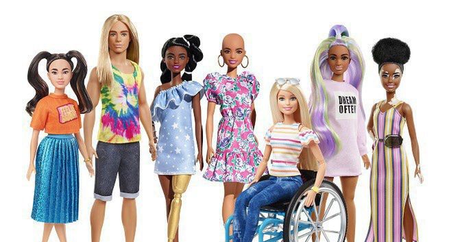 Lalka Barbie na wózku, łysa, z bielactwem, Ken z rudymi włosami. Mattel stawia na różnorodność