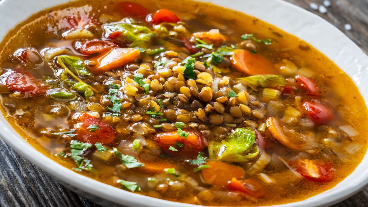 Warzywna zupa z soczewicą świetnie rozgrzewa w chłodne dni