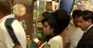 Amy kradnie gazetę! (WIDEO)