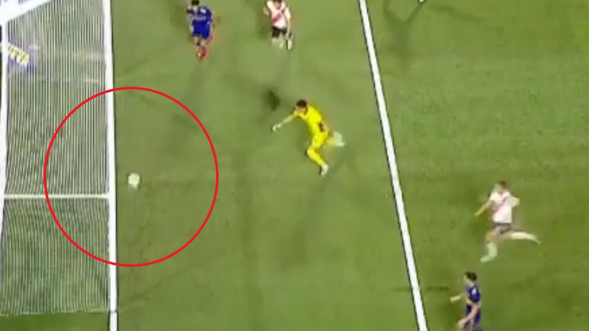 Twitter / Piłka zawróciła przed pustą bramką!