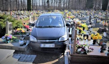 88-latek wjechał na cmentarz taranując nagrobki