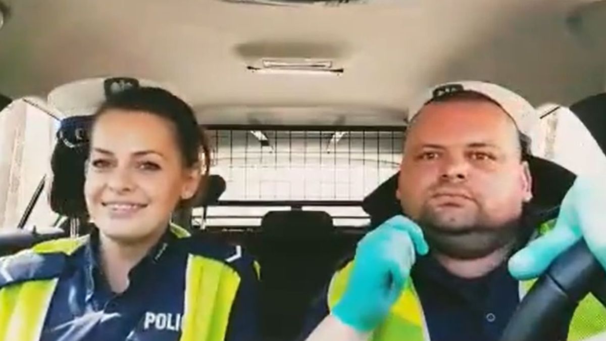 Polscy policjanci śpiewają o koronawirusie