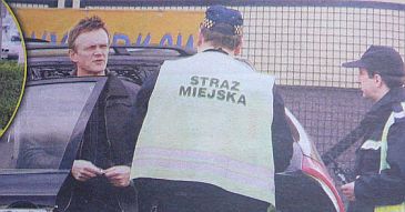Pazura parkuje na środku chodnika
