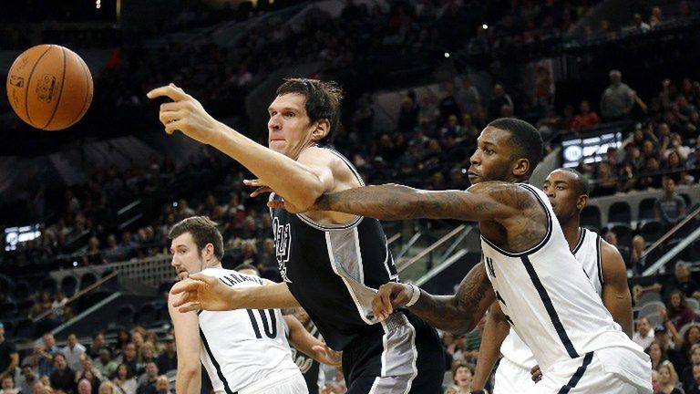 AFP / Boban Marjanović jest gwiazdą czwartych kwart w meczach San Antonio Spurs