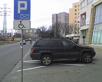 Piotr Szwedes parkuje na miejscu dla inwalidów!