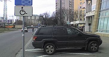 Piotr Szwedes parkuje na miejscu dla inwalidów!