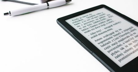 Czytanie książek wygodne jak nigdy - 5 zalet współczesnych czytników e-booków