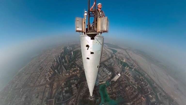 Nowy poziom selfie, czyli zdjęcie z 830-metrowego Burj Khalifa w Dubaju 1