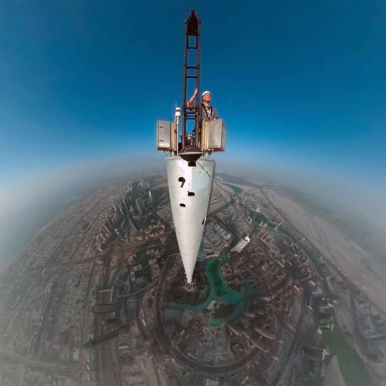 Nowy poziom selfie, czyli zdjęcie z 830-metrowego Burj Khalifa w Dubaju