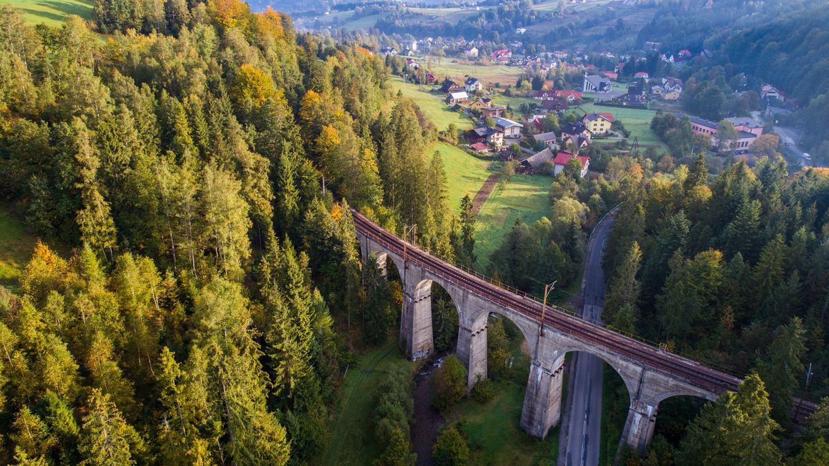 Wiadukt kolejowy w Łabajowie zachwyca pięknym położeniem