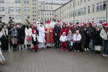 Rzeszów: Święty Mikołaj, który puka do szpitalnych okien. Piąty rok nadziei i uśmiechu