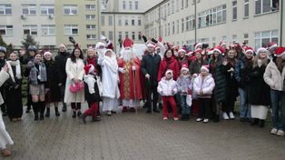 Rzeszów: Święty Mikołaj, który puka do szpitalnych okien. Piąty rok nadziei i uśmiechu