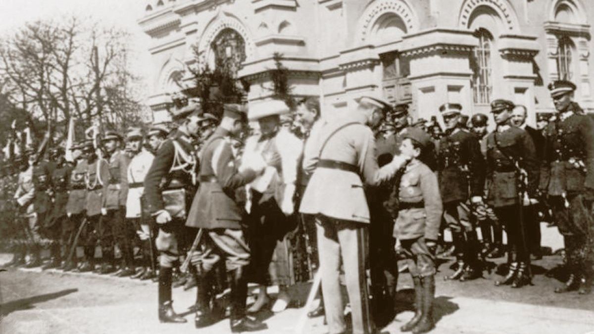J. Piłsudski odznacza Tadeusza Jeziorowskiego Krzyżem Walecznych