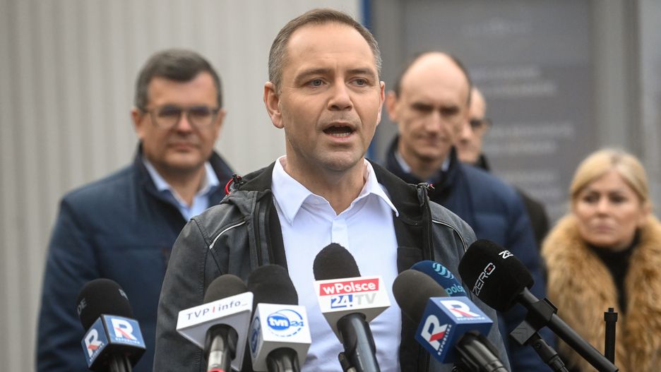 Kobyłka, 05.12.2024. Kandydat Komitetu Obywatelskiego w przyszłorocznych wyborach na prezydenta RP, popierany przez Prawo i Sprawiedliwość, prezes Instytutu Pamięci Narodowej Karol Nawrocki podczas wizyty w zakładzie stolarskim w Kobyłce, 5 bm. (mr) PAP/Piotr Nowak