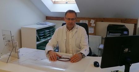 Twierdzi, że wyleczył 100 pacjentów z COVID-19. Eksperci UE przyjrzą się sprawie