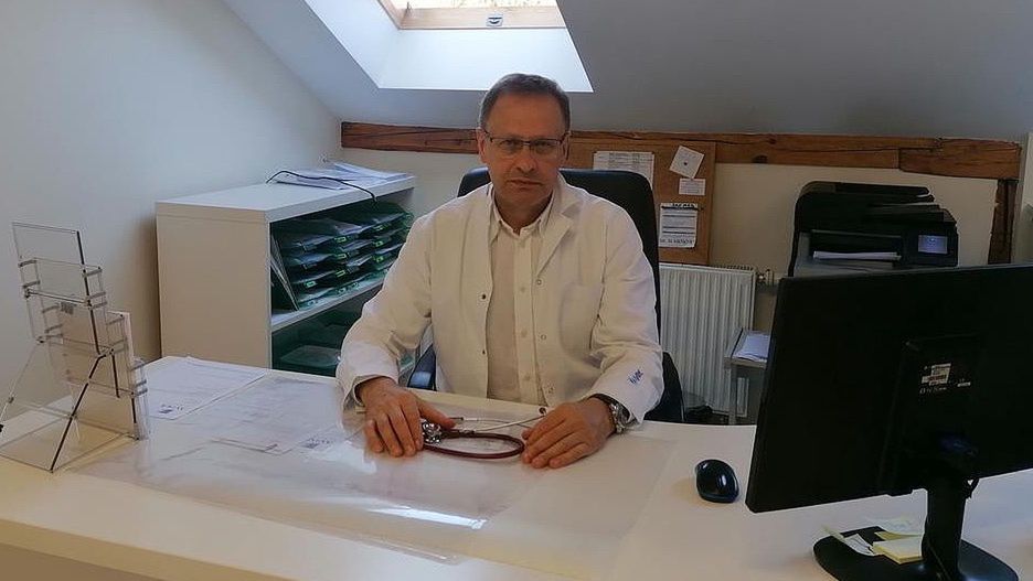 Koronawirus. Włodzimierz Bodnar przekonuje, że wyleczył 100 pacjentów oraz siebie znanym lekiem przeciwwirusowym na grypę. 