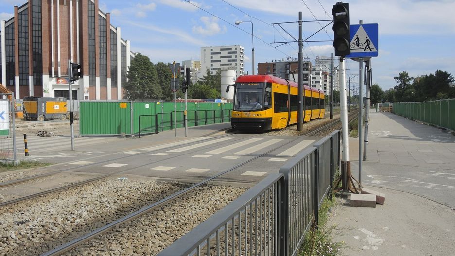 Warszawa. Kościół na Bródnie, pod którym trwa budowa końcowej linii metra, zanotował straty. Popękała posadzka i tynki, podziemne prace zaszkodziły też chodnikom