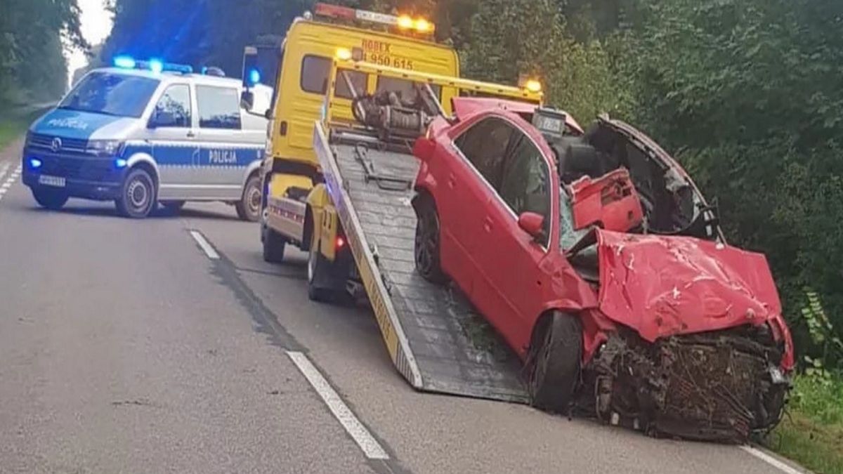 Roztrzaskany samochód 18-latka