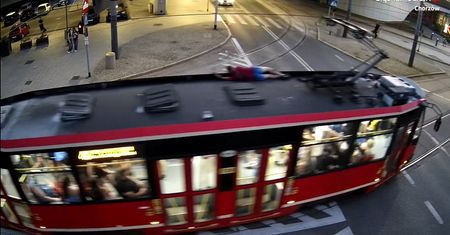 34-latek ukarany za jazdę na dachu tramwaju.