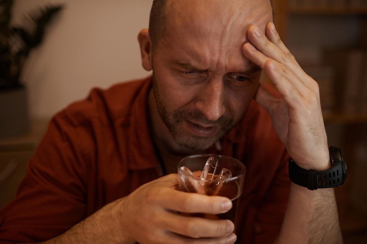 Wszywka alkoholowa to wciąż popularna metoda walki z nałogiem. Na czym polega?