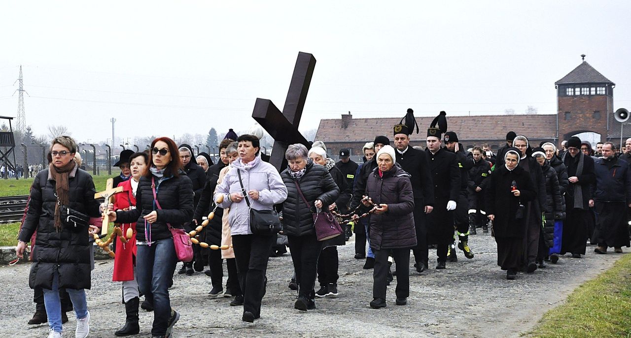 Brzezinka: Droga Krzyżowa na terenie byłego obozu zagłady