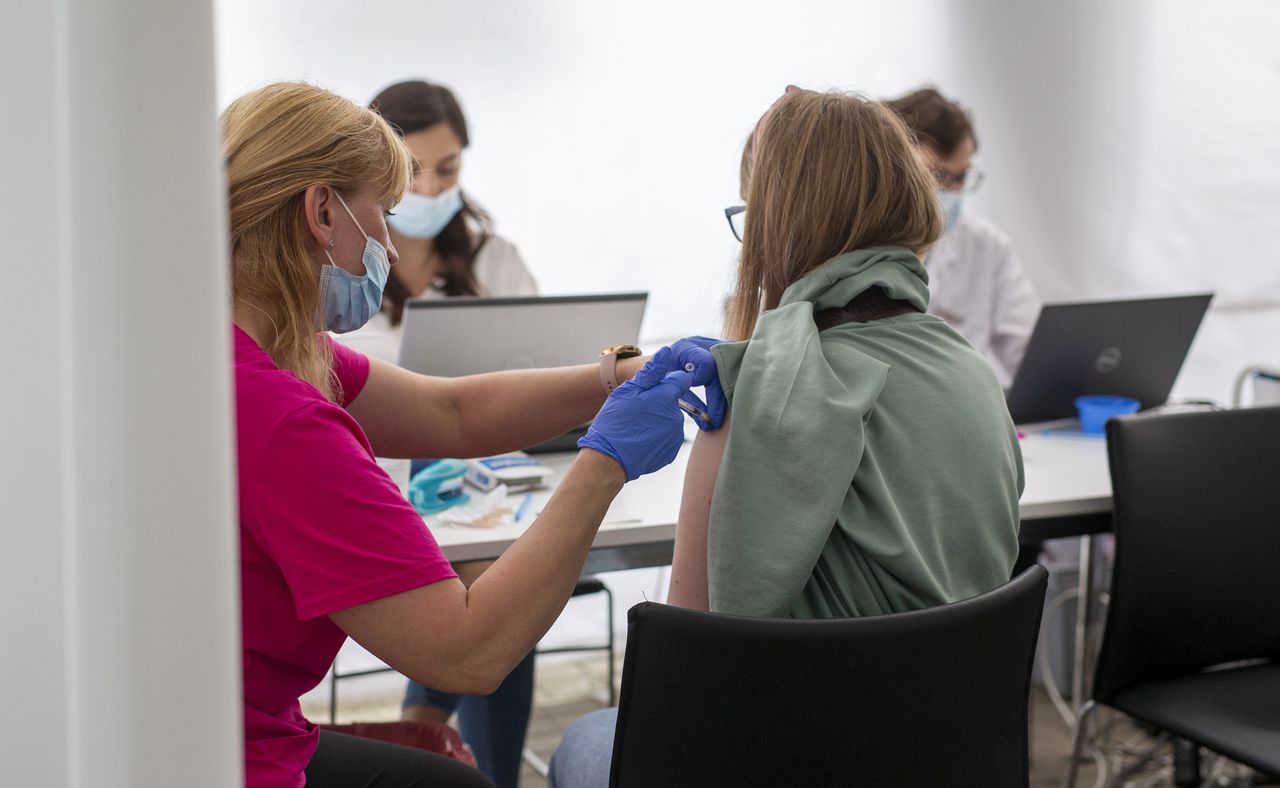 Koronawirus w Polsce. Ruszyła rejestracja na szczepienia trzecią dawką. Opcja dla osób 50+ i pracowników służby zdrowia