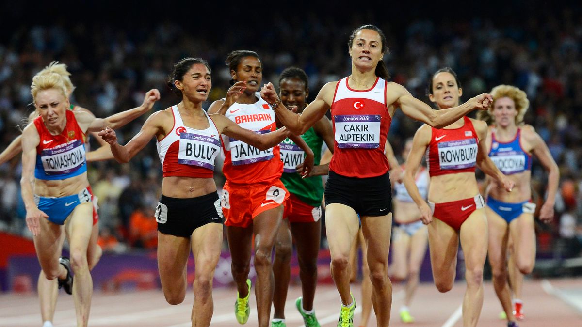 Turczynka Asli Cakir Alptekin wygrywa bieg na 1500 m na IO w Londynie Po lewej jej rodaczka Gamze Bulut