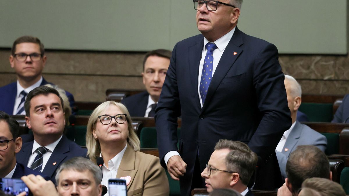 Inauguracyjne posiedzenie Sejmu X kadencji
Fot. Piotr Molecki/East News, Warszawa, 13.11.2023. 1. posiedzenie Sejmu X kadencji. Oredzie Prezydenta RP i marszalka seniora oraz poselskie slubowanie.
N/z: Artur Lacki - Koalicja Obywatelska
Piotr Molecki