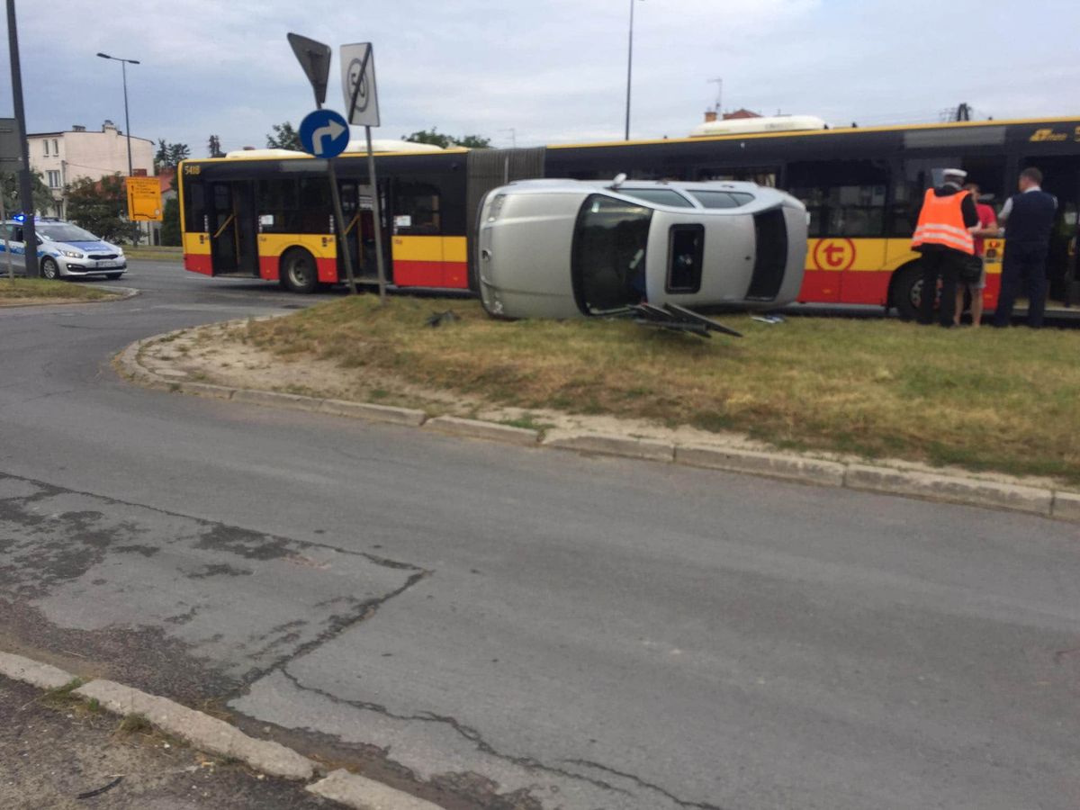 Wypadek na Targówku. Samochód zderzył się z autobusem