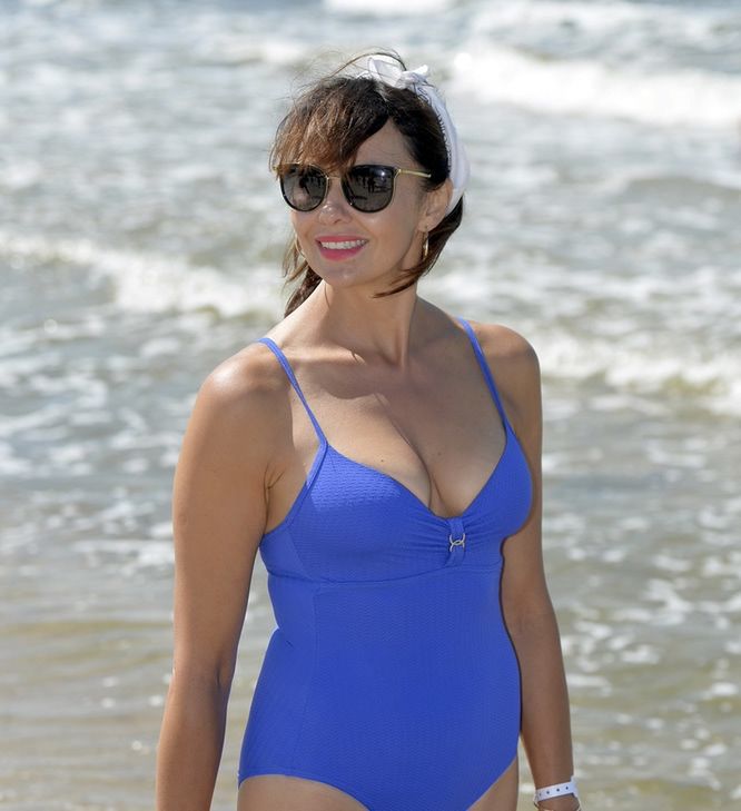 Anna Popek na plaży w chabrowym kostiumie kąpielowym. To ...