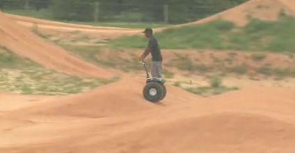 Segwayem po torze do motocrossu (wideo)