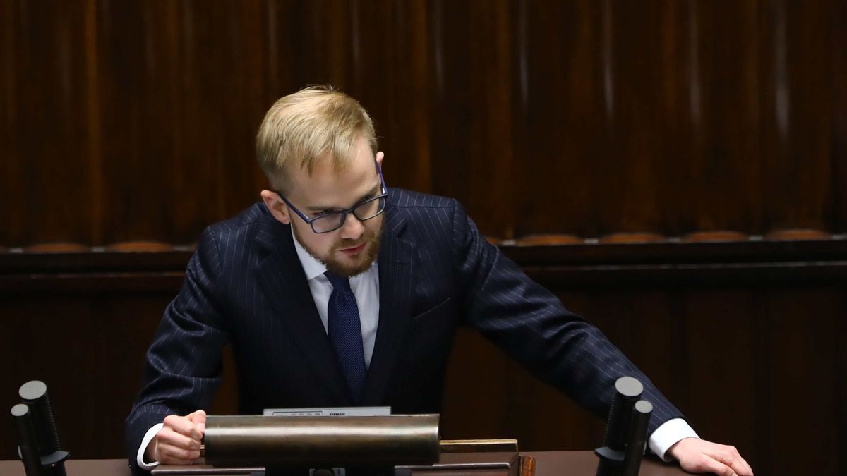 Piotr Patkowski
Warszawa, 28.04.2022. Wiceminister finans�w Piotr Patkowski na sali obrad Sejmu w Warszawie, 28 bm. Sejm wznowi� obrady. Pos�owie zajm� si� m.in. przygotowanym przez MS projektem ustawy o wspieraniu i resocjalizacji nieletnich. (sko) PAP/Rafa� Guz
Rafa� Guz
parlament, parlamentu, posiedzenie, pos�owie, sala, sejm, sejmowa, sejmowej, sejmu