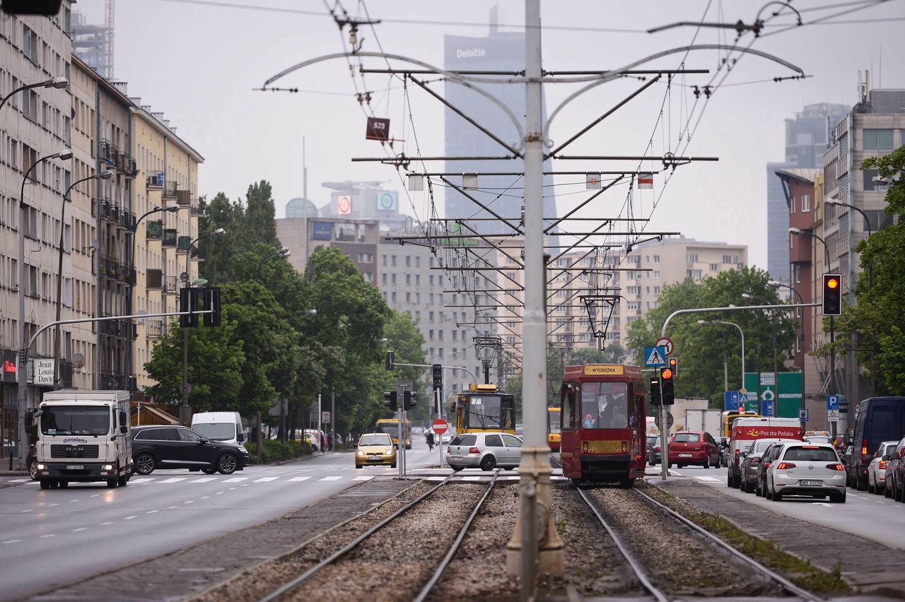 Warszawa. Tramwajarze pracują na pl. Narutowicza. Zmiany rozkładów