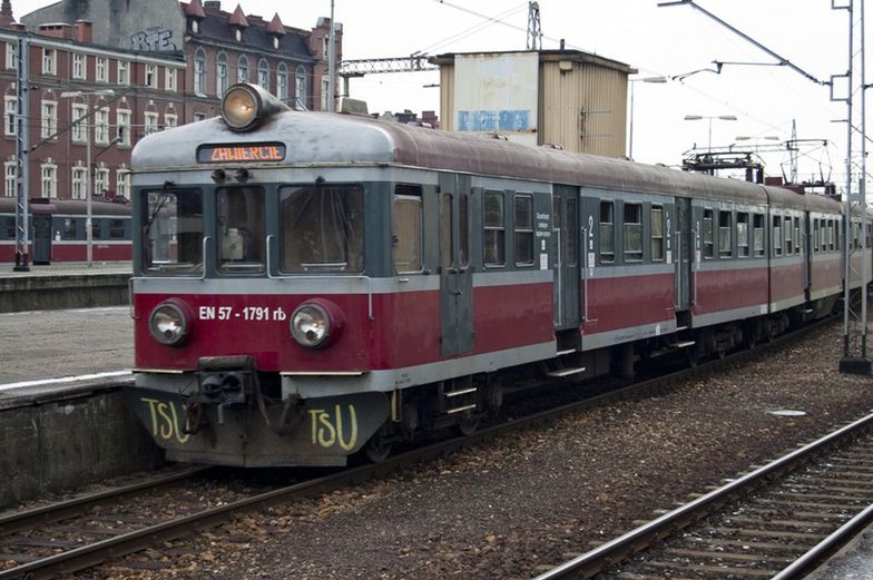 Śląskie: 37 połączeń Kolei Śląskich zastąpionych autobusami