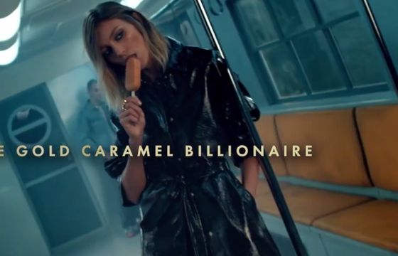 „Odkryj nowy wymiar przyjemności” w reklamach lodów Magnum z Anją Rubik (wideo)