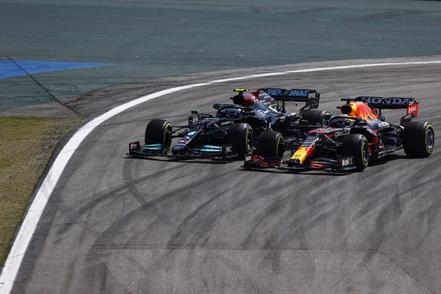 Moment walki Verstappena i Hamiltona w Sao Paulo (fot. Mercedes)