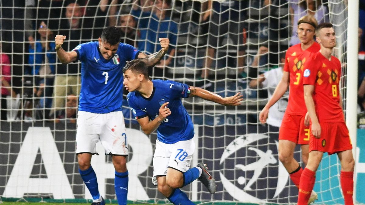 Młodzieżowi reprezentanci Włoch cieszą się z bramki na 1:0 w meczu z Belgią