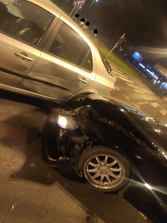Nocna kolizja BMW z Renault na rondzie Kuklińskiego w Lublinie