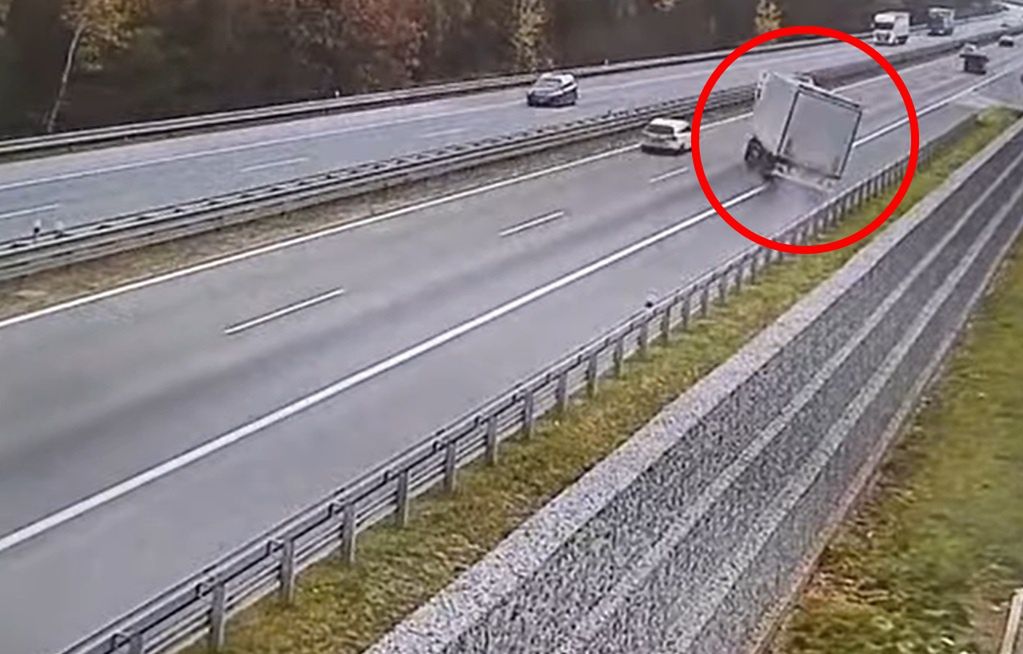 Wideo: Polski zestaw niemal wylądował na boku. Czesi szybko zatrzymali kierowcę