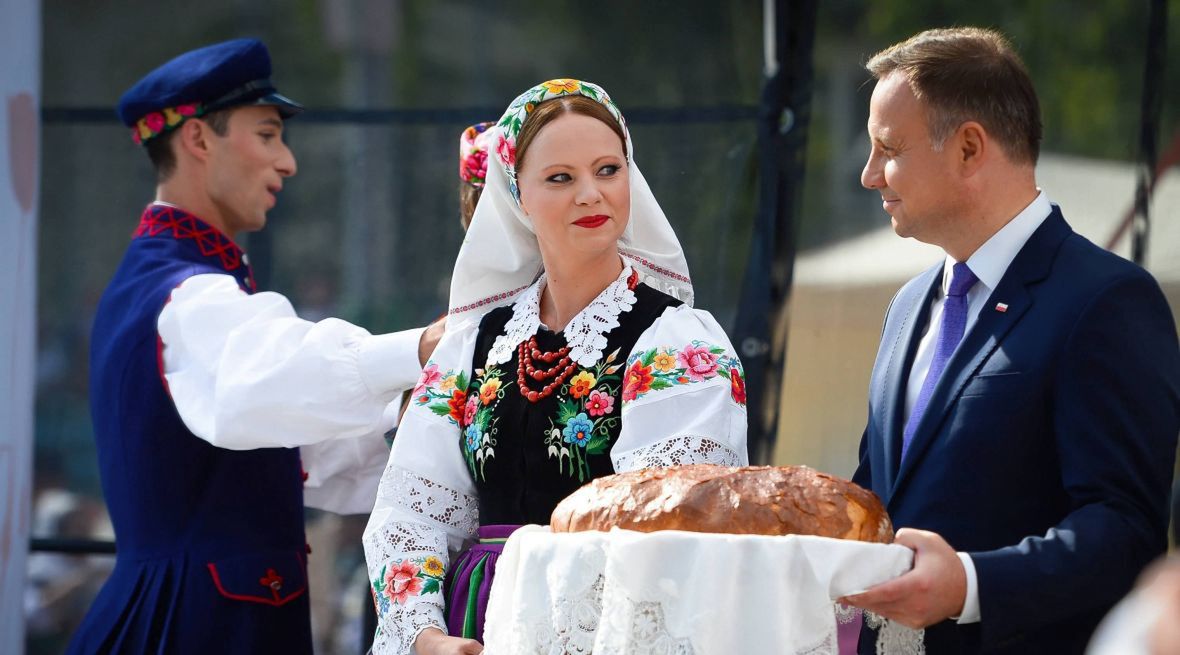 Prezydent RP Andrzej Duda i członkowie Państwowego Zespołu Ludowego Pieśni i Tańca "Mazowsze". Dożynki Prezydenckie, 16 września 2018 roku