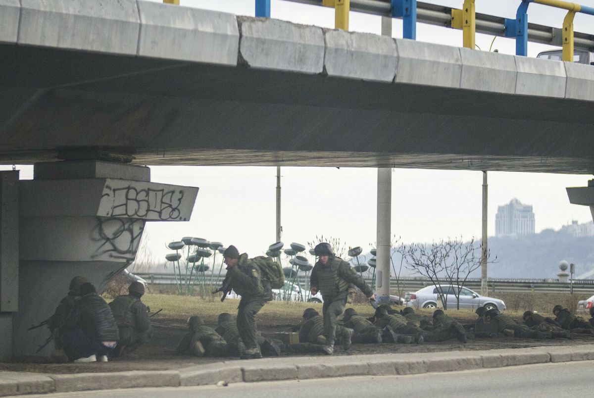 Kijów. Ukraińcy zajmują pozycje pod mostem na przedmieściach stolicy 