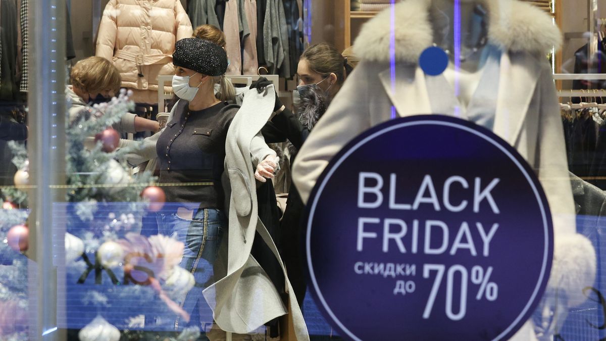 MOSCOW, RUSSIA - NOVEMBER 27, 2020: A woman shops at the Yevropeisky shopping mall during Black Friday sales. The term Black Friday was coined in the United States in the 1960s; it refers to the Friday following Thanksgiving Day celebrated in the US on the fourth Thursday of November. Being the biggest shopping event of the year, Black Friday opens the Christmas shopping season. Sergei Bobylev/TASS (Photo by Sergei Bobylev\TASS via Getty Images)